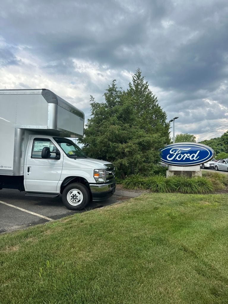 2027 Ford E-450SD Base DRW
